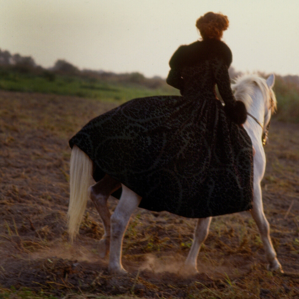Дикие лошади и вечерние платья на юге Франции, журнал Avenue, 1991 год. Фотограф Барт ван Леувен