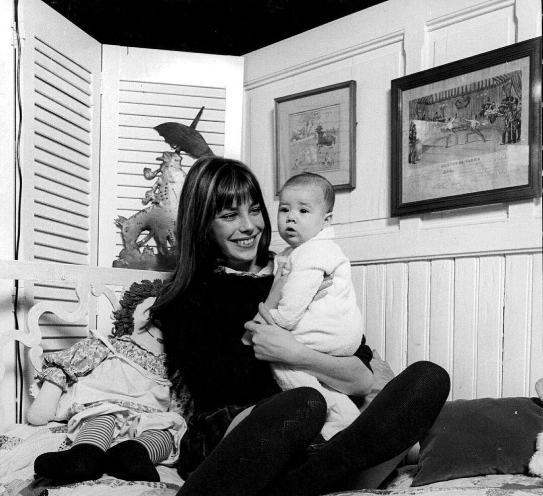 Джейн Биркин и ее пятимесячная дочь Шарлотта Генсбур в своем доме в Париже, 1971 год. Фотограф Жан Клод Дойч
