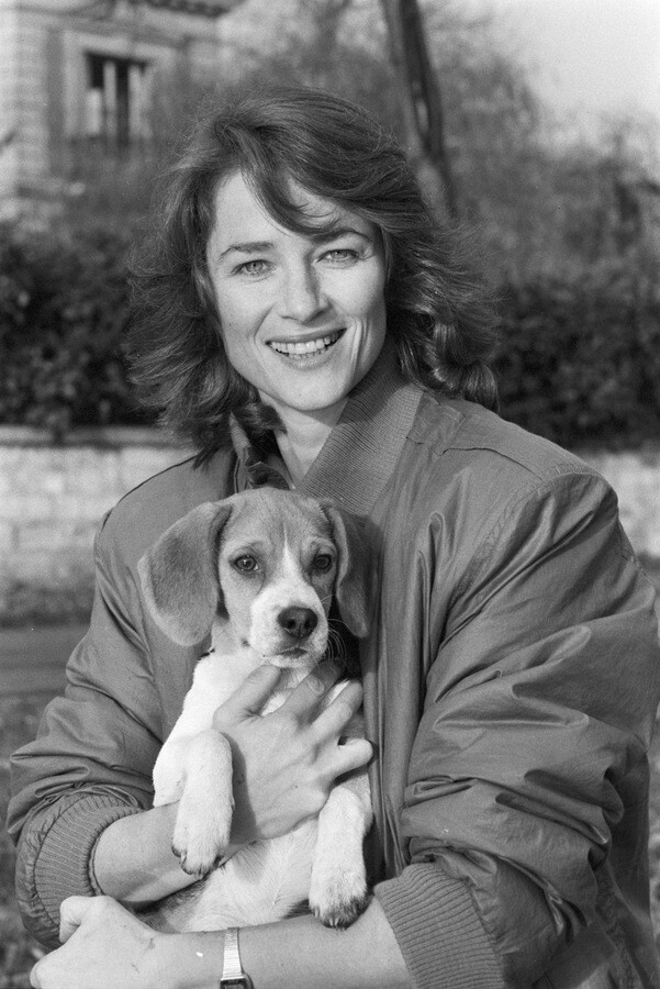 Шарлотта Рэмплинг и её любимая собака Рулетка, 1980 год. Фотограф Жан Клод Дойч