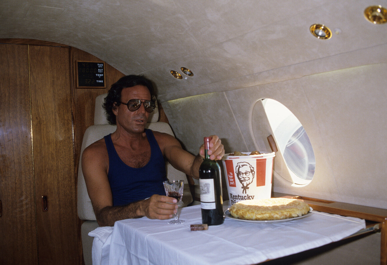 Хулио Иглесиас в своём частном самолёте, 1986 год. Фотограф Жан Клод Дойч