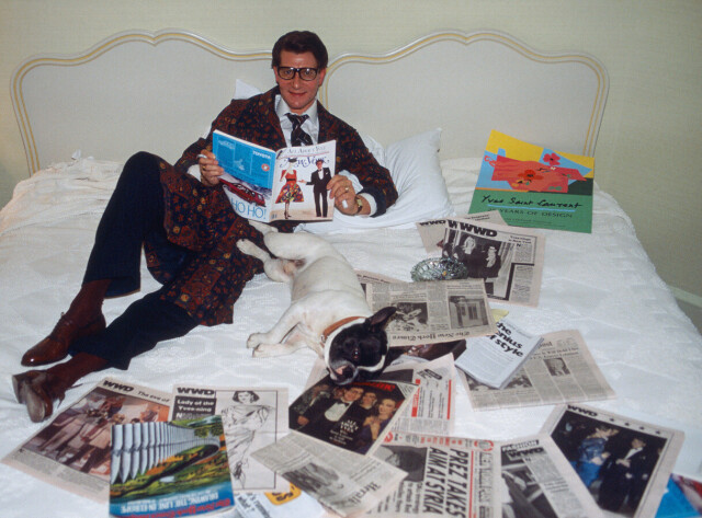 Ив Сен-Лоран в нью-йоркском гостиничном номере, лежа на кровати рядом со своей собакой Мужиком II, 1983 год. Фотограф Жан Клод Дойч
