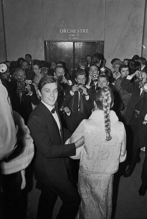 Ален Делон на премьера фильма Рене Клемана «Горит ли Париж?» со своей женой Натали Делон, Париж, 1966 год. 
Фотограф Жан Клод Дойч