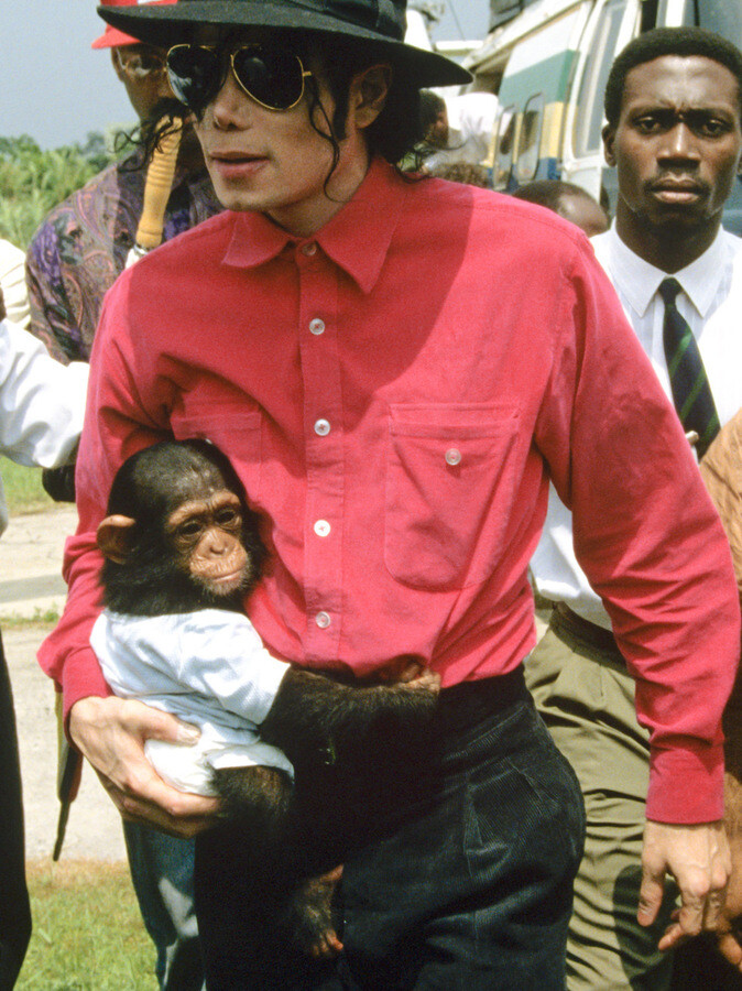 Майкл Джексон со своим шимпанзе Бабблзом. Фотограф Жан Клод Дойч