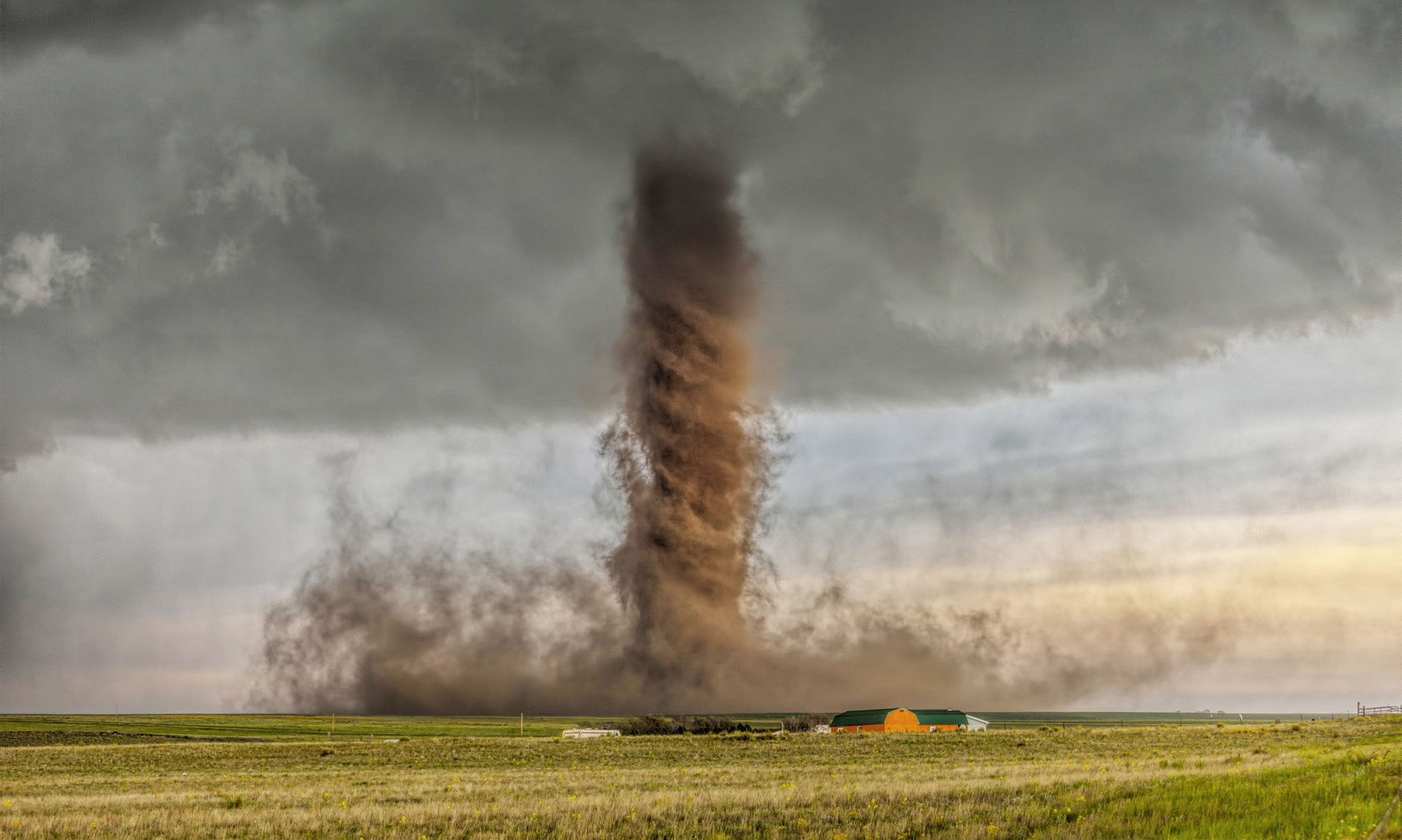 Победитель в категории Пейзажи и земные элементы, 2020. Торнадо в городе Симла, штат Колорадо. Фотограф Джеймс Смарт