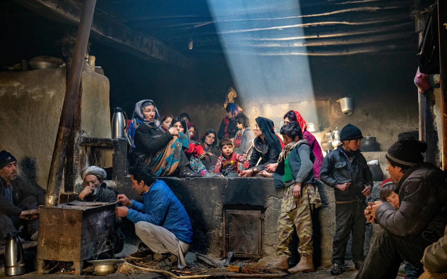 Особое упоминание в категории Люди мира, 2020. Семья в традиционной кухне, Ваханский коридор, провинция Бадахшан, Афганистан. Фотограф Йорген Йохансон