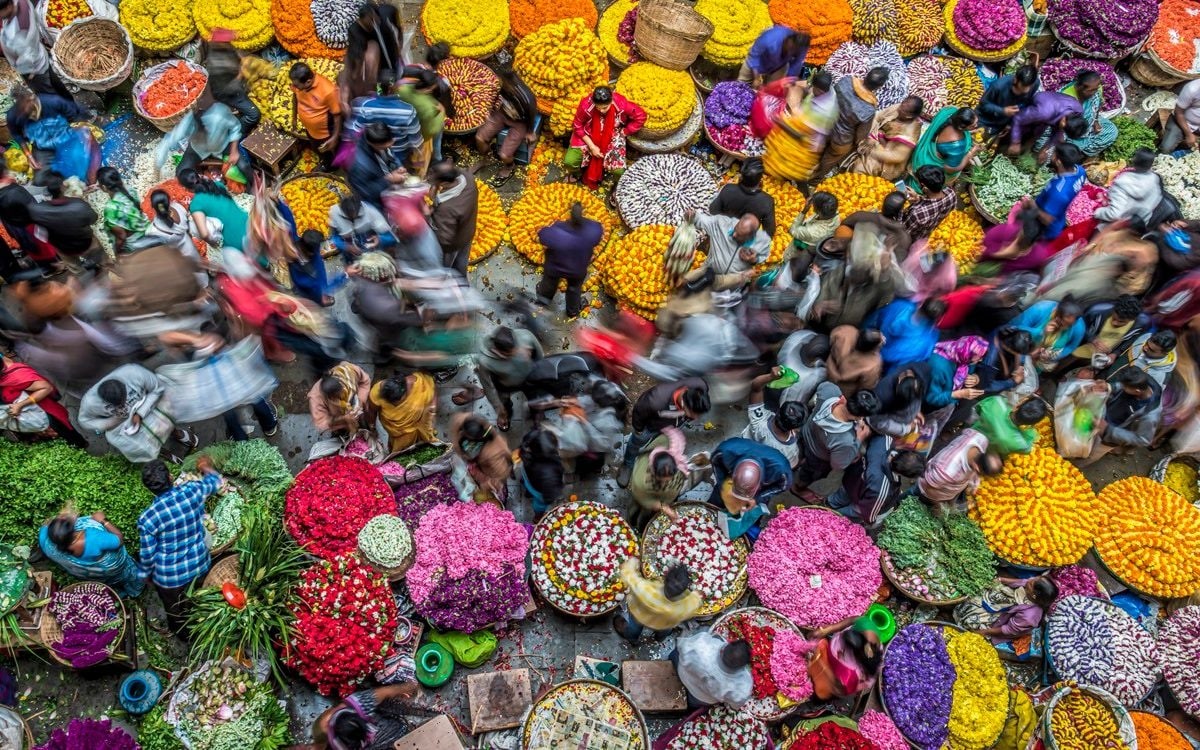 1-е место в категории Цвета жизни, 2020. Оживлённый рынок в Бангалоре, Индия. Фотограф Питер Уолмсли