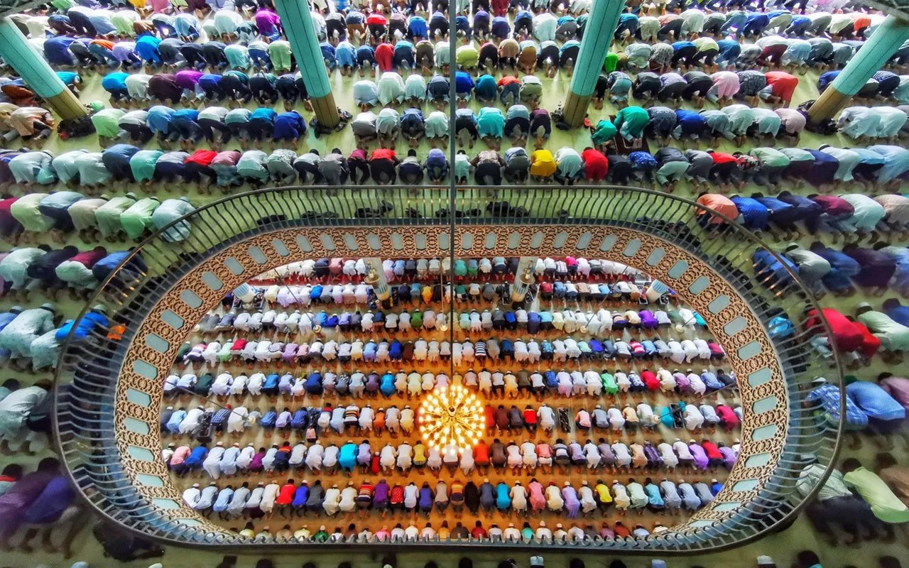 1-е место в категории iTravelle, 2020. Молящиеся в мечети Байтул-Мукаррам, Дакка, Бангладеш. Фотограф Азим Хан Ронни