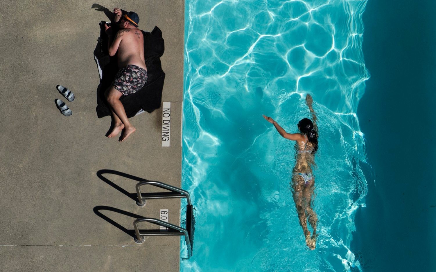 Особое упоминание в категории Люди мира, 2020. Женщина плавает, мужчина отдыхает. Фотограф Юй Шэнь