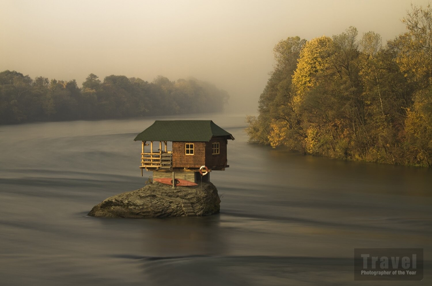 Высоко оценённое в категории Одиночество, 2020. Домик на реке Дрина в Сербии. Фотограф Ирен Беккер
