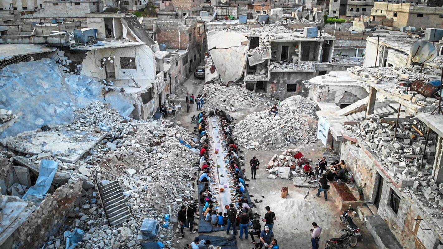 1-е место в категории As Shot, 2021. Праздничный обед после окончания месяца рамадан в разбомбленном сирийском городе. Фотограф Мунеб Таим