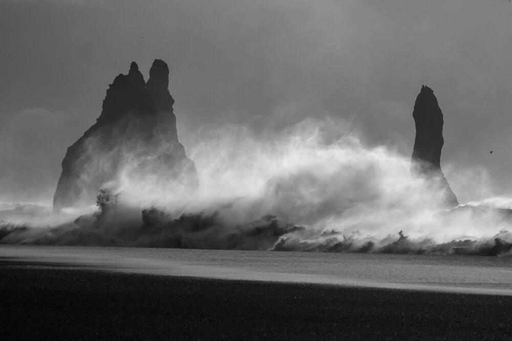 2-е место в категории Пейзажи и приключения, 2021. Штормовой день на пляже Рейнисфьяра в Исландии. Фотограф Софи Карр