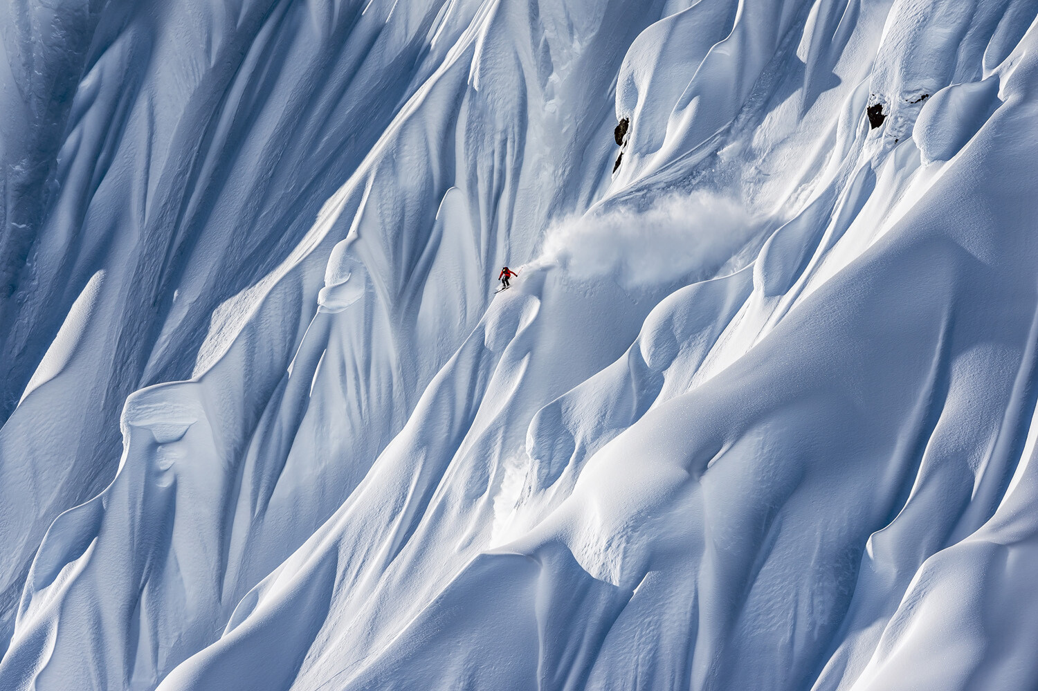 1-е место в категории Пейзажи и приключения, одиночное изображение, 2021. Безумно храбрый лыжник. Хейнс, Аляска. Фотограф Палли Леармонд
