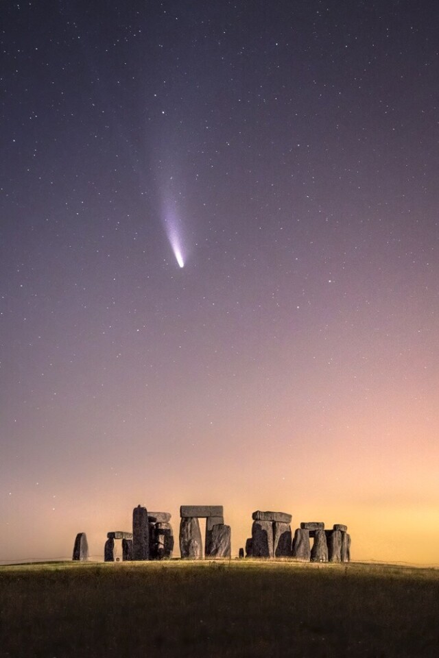 Особое упоминание в категории Символы путешествий, 2021. Комета C/2020 F3 (NEOWISE) над Стоунхенджем. Фотограф Джеймс Рашфорт