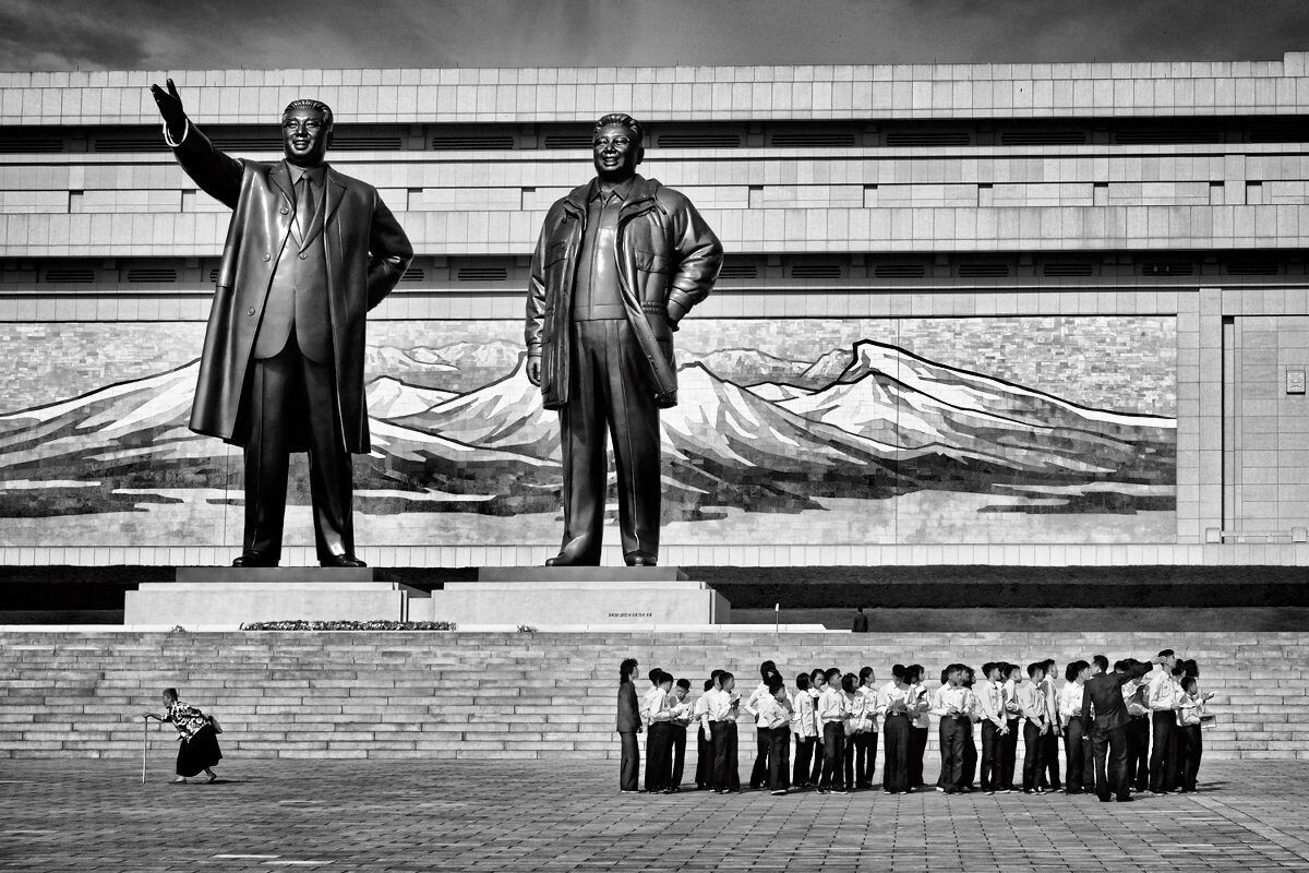 1-е место в категории Символы путешествий, 2021. Главные статуи Ким Ир Сена и Ким Чен Ира на холме Мансудэ в Пхеньяне, КНДР. Фотограф Ален Шредер