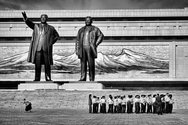 1-е место в категории «Символы путешествий», 2021. Главные статуи Ким Ир Сена и Ким Чен Ира на холме Мансудэ в Пхеньяне, КНДР. Фотограф Ален Шредер