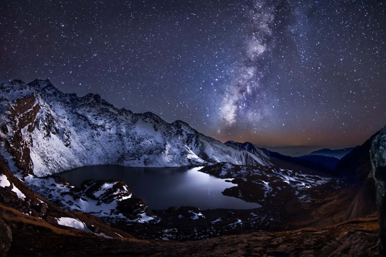 Млечный Путь и высокогорное озеро Госайкунда в Гималаях. Автор Евгений Самученко