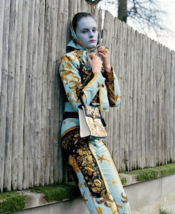 Голубая девушка от Версаче. Фотограф Эсталь Ханани