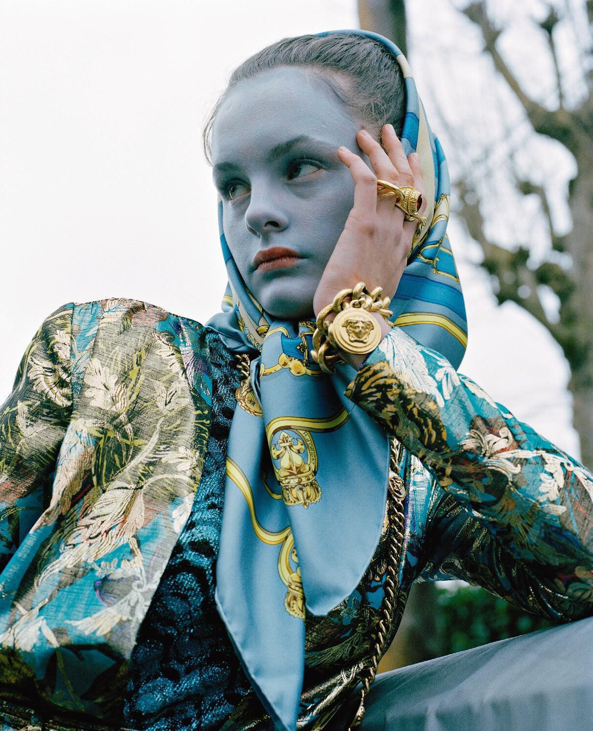 Голубая девушка от Версаче. Фотограф Эсталь Ханани
