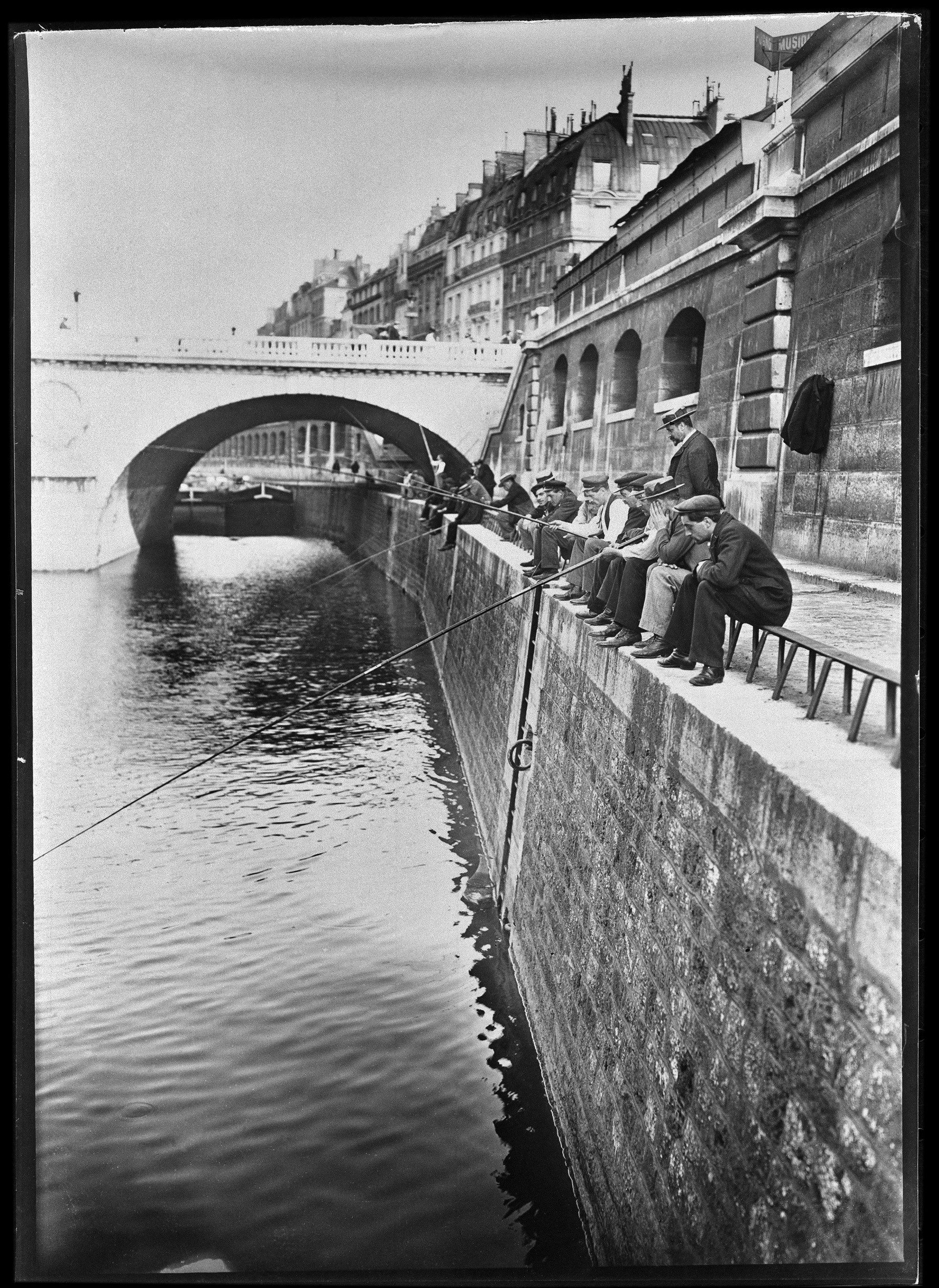 Рыбаки на берегу Сены у моста Сен-Мишель, Париж,1895-1905. Автор Поль Женью (Paul Géniaux)