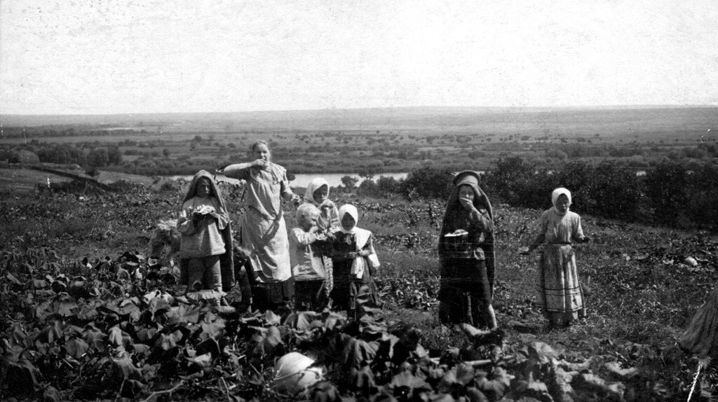 Крестьянские дети на бахче, 1890-1899-е годы. Фотограф Ипполит Прощаков