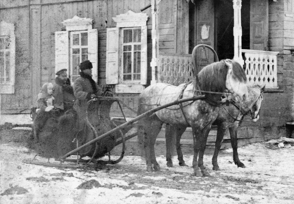 Упряжка, запряженная лошадьми, у крыльца дома, 1890-е годы. Фотограф неизвестен