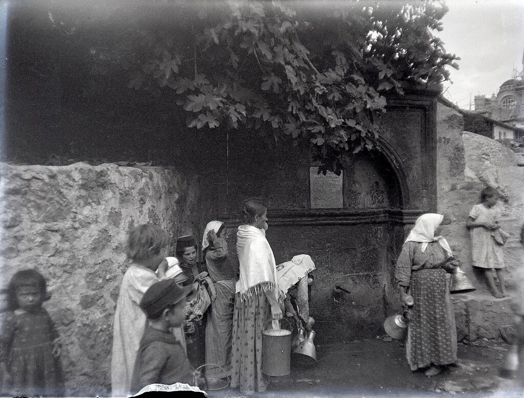 У колодца в деревне Гурзуф, 1897 год. Фотограф Александр Живаго