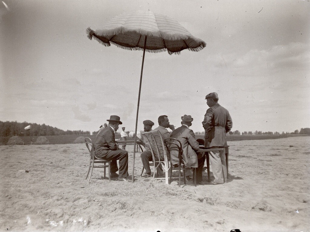 Стрельбы в Киреево, мужчины у столика секретаря, 1898 год. Фотограф Александр Живаго