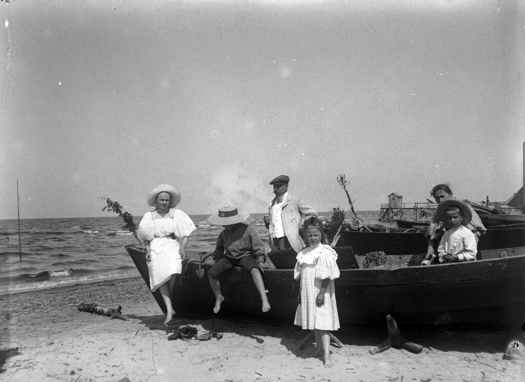 Эдинбургское побережье. Роман Живаго с детьми у рыбачьей лодки, 1897 год. Фотограф Александр Живаго