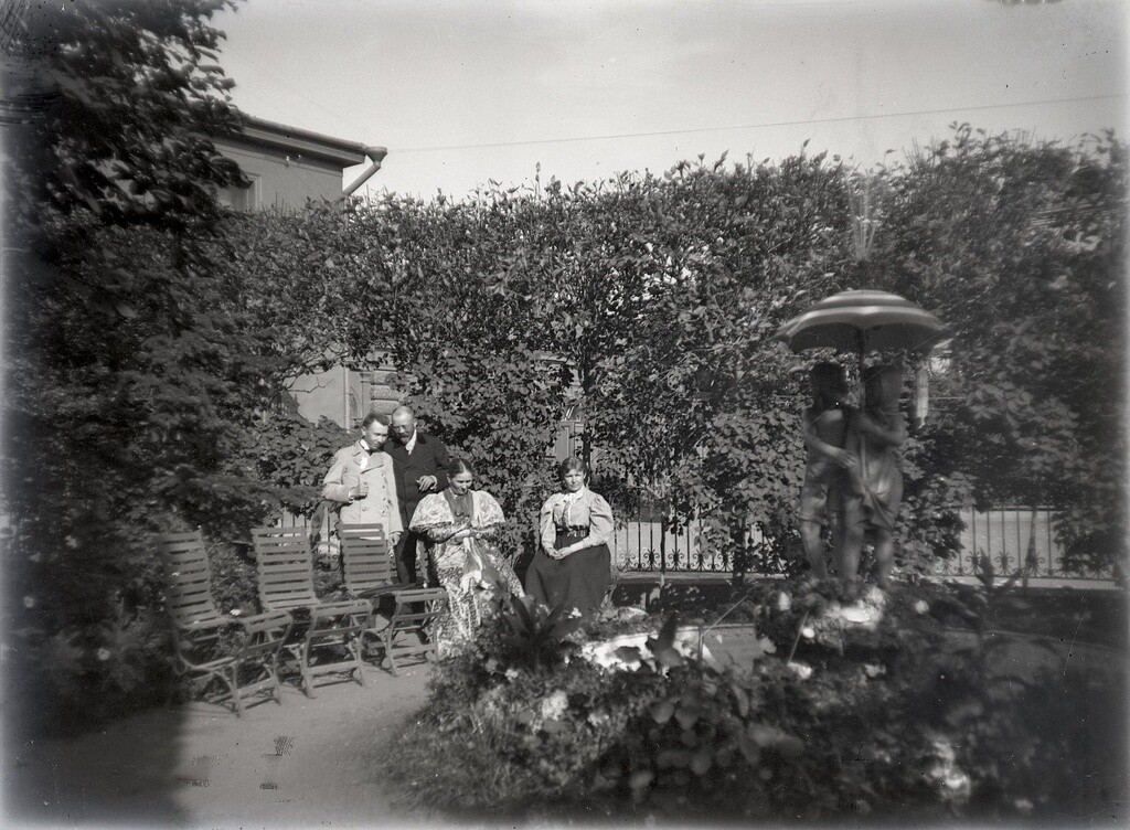 Родственники Живаго на Моховой после завтрака, 1897 год. Фотограф Александр Живаго