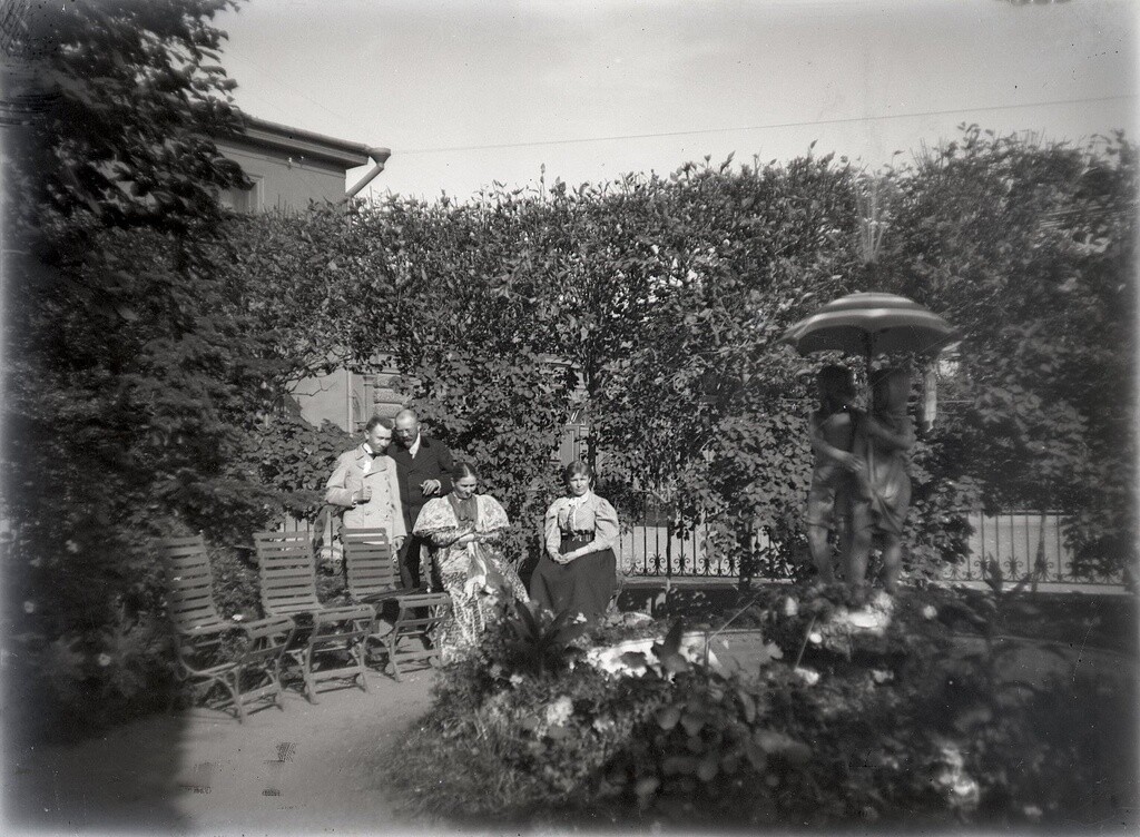 Родственники Живаго на Моховой после завтрака, 1897 год. Фотограф Александр Живаго