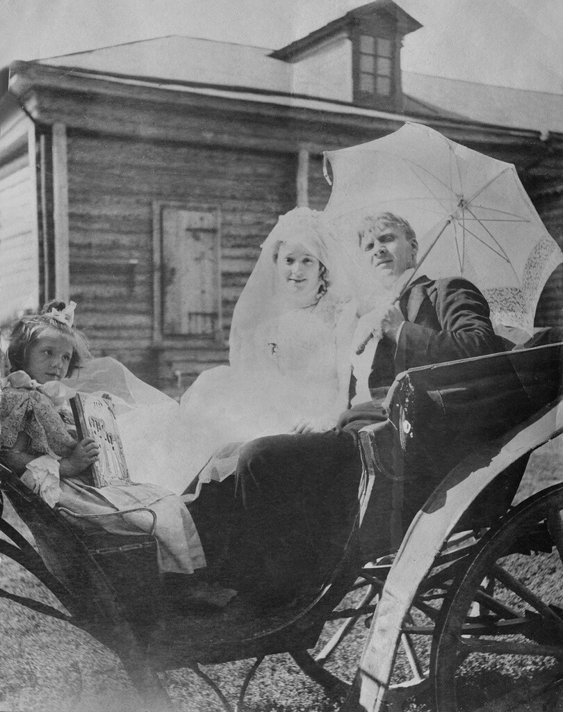 Федор Шаляпин и Иола Торнаги в день свадьбы в селе Гагино, 1898 год. Фотограф неизвестен