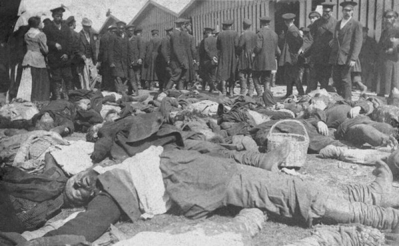 Тела раздавленных на Ходынском поле, май 1896 год. Фотограф неизвестен