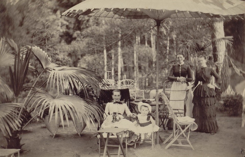 Княгиня Зинаида Николаевна Юсупова с сыном Николаем в парке, 1884 год. Фотограф Иван Дьяговченко
