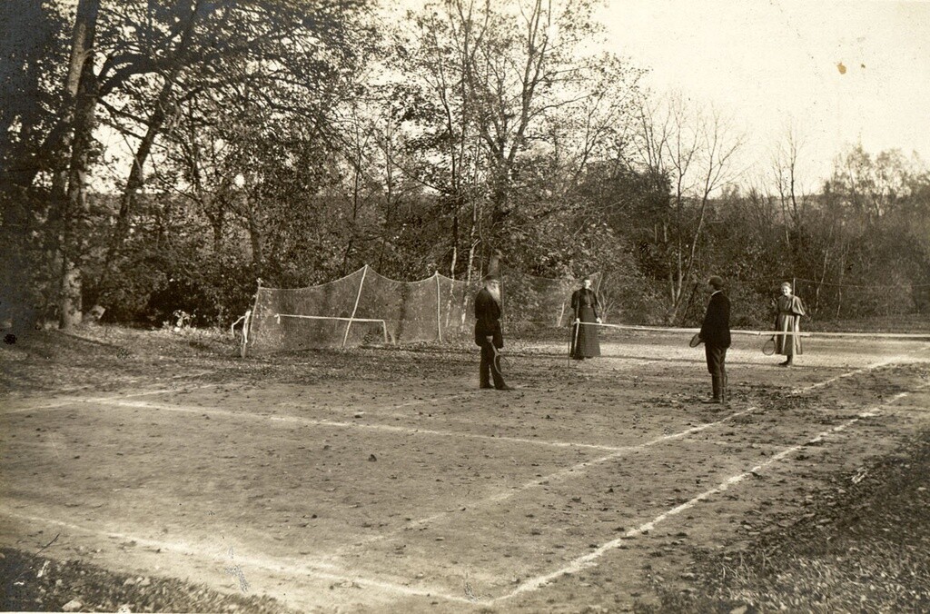 Лев Толстой за игрой в теннис, 1896 год. Фотограф Софья Толстая
