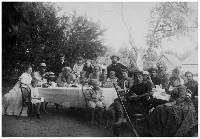 Лев Толстой с родными и знакомыми, среди которых художник Николай Ге, 1886 год. Фотограф С. Амбалек-Лазарев