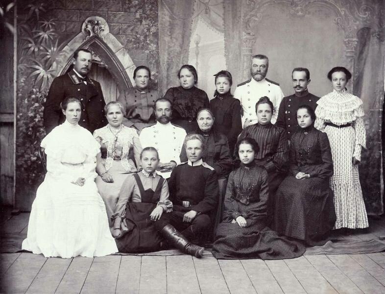 Групповой портрет большой семьи, 1890-е годы. Фотограф неизвестен