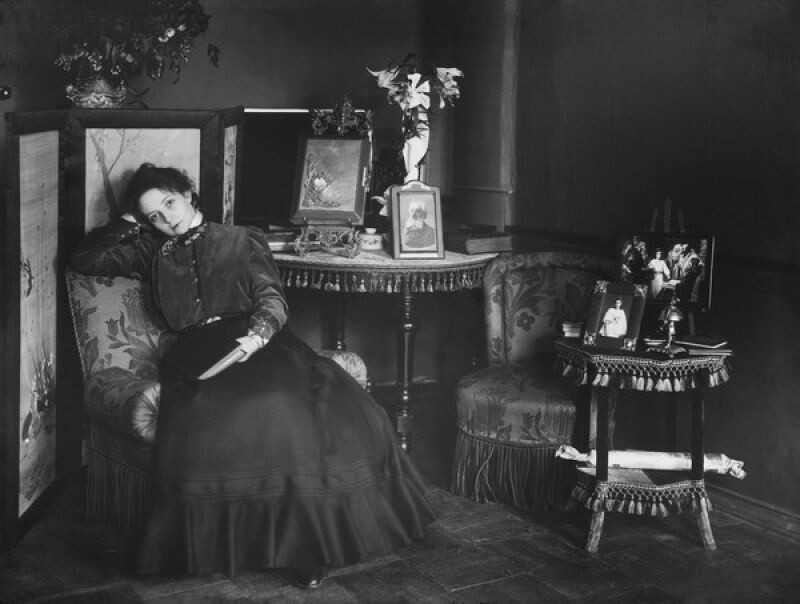 Вера Комиссаржевская в домашней обстановке, 1890-е годы. Фотоателье Карла Буллы