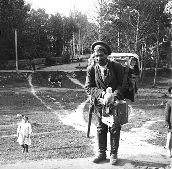 Шарманщик с попугаем, 1910-е годы. Фотограф Иван Авдонин
