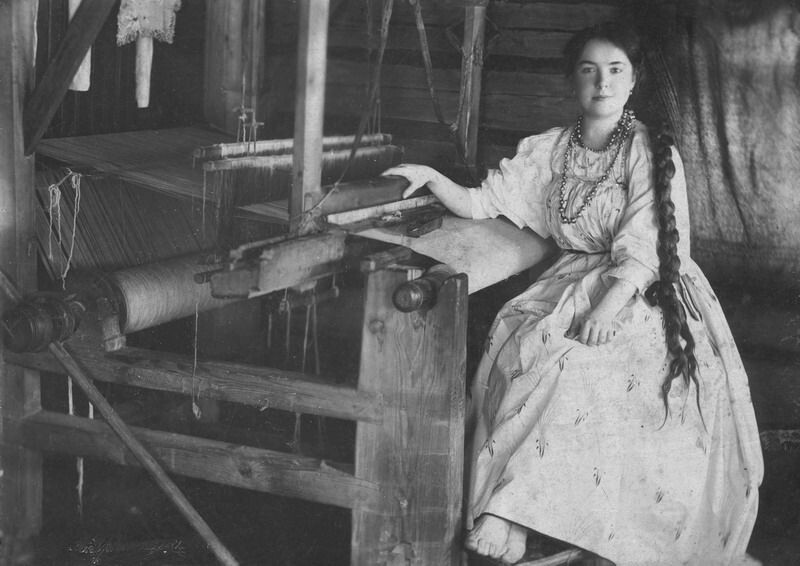 Крестьянка у ткацкого станка, 1900-е годы. Фотограф Александр Грюндблат