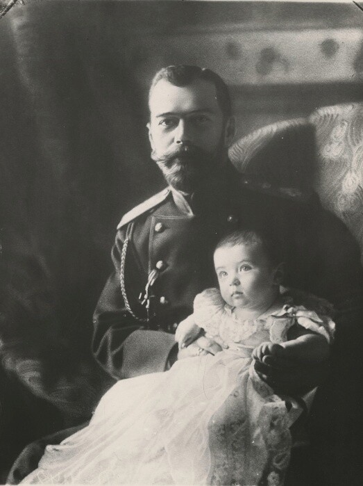 Николай II с царевичем Алексеем, 1905 год. Фотограф неизвестен