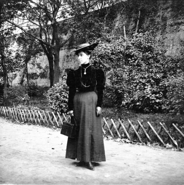 Неизвестная в Александровском саду, 1903 год. Фотограф неизвестен