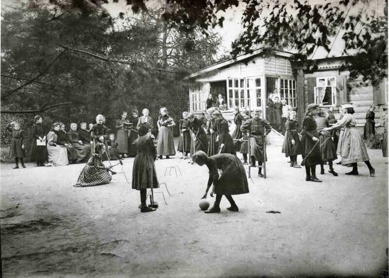 Игра в крокет во время перемены во французской школе, 1900-е годы. Фотограф неизвестен