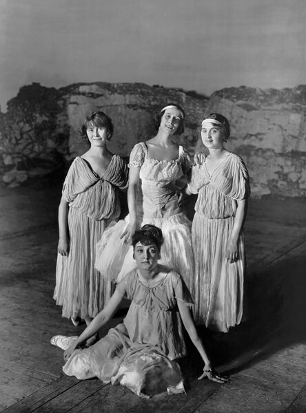 Анна Павлова в группе балерин, 1907 год. Фотоателье Карла Буллы