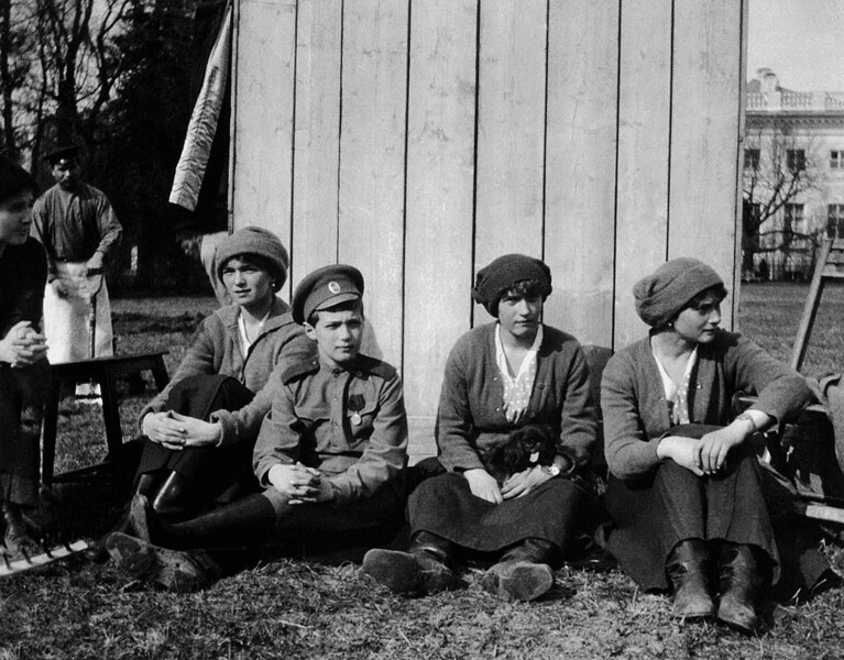 Арест императора и его семьи. Дочери Николая II и его сын Алексей, май  1917 года. Фотограф неизвестен