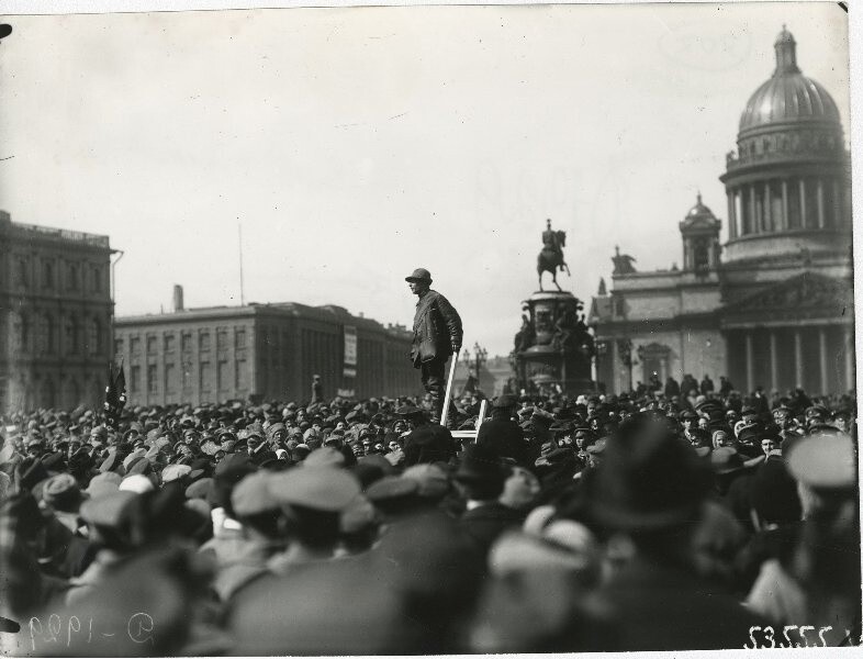 Выступление оратора на Исаакиевской площади, 18 апреля 1917 года. Фотограф неизвестен