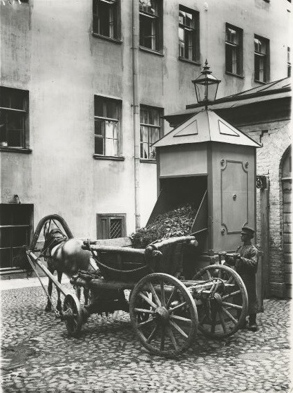 Мусорщик во дворе, 1900-е годы. Фотограф Карл Булла