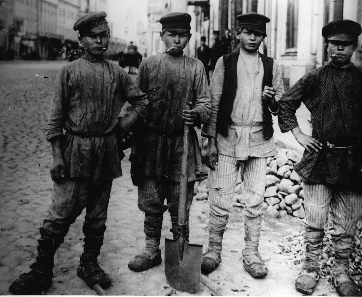 Подростки-рабочие по замощению улицы Покровка, 1910-е годы. Фотограф неизвестен