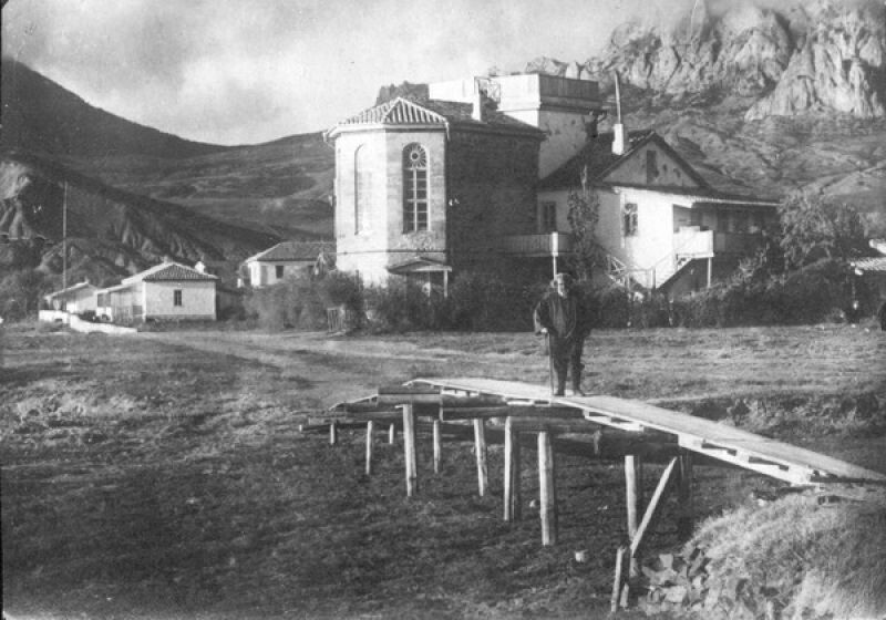 Максимилиан Волошин на мостках перед своим домом в Коктебеле, 1900-е годы. Фотограф неизвестен