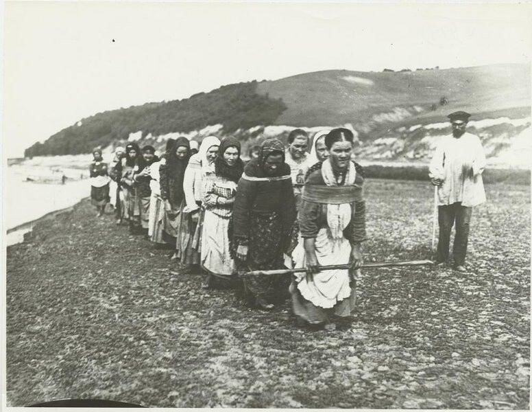 Женщины-бурлачки тянут баржу на реке Суре, 1910 год. Фотограф Захар Виноградов