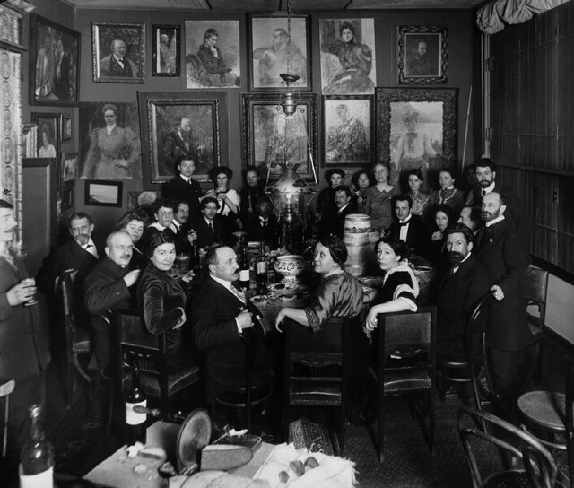 Прием гостей в столовой усадьбы «Пенаты», примерно 1904-1909 год. Фотограф Карл Булла